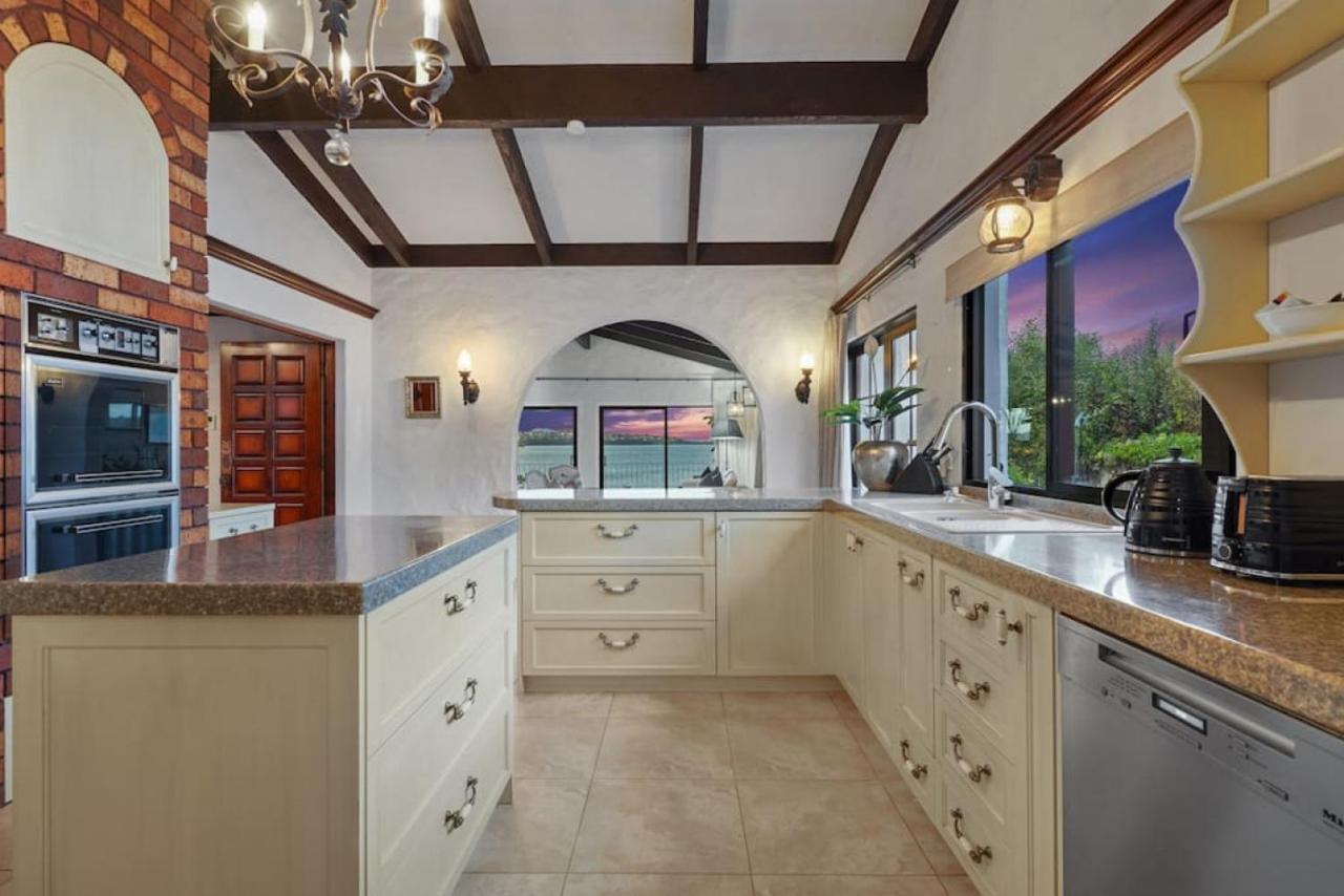 Magnificent Beachfront Mansion - Pool - Fireplace Auckland Luaran gambar